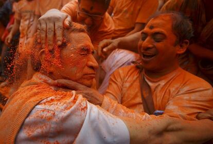 Devotos hindúes se untan con polvo de colores mientras celebran el festival Bisket Jatra en Bhaktapur (Nepal).