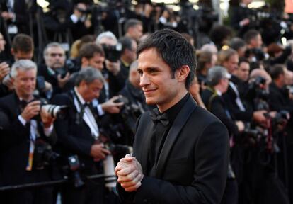 El actor mexicano Gael Garcia Bernal, ataviado con un 'look total black', a en la alfombra roja del festival.