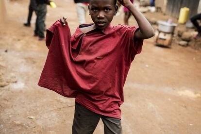 Al segundo día, un grupo de chicos mayores les robaron lo poco que tenían: los zapatos y las camisetas, y se quedaron sin nada. Pero esa misma jornada conocieron a Mark, otro joven de la calle, que les ayudó y les enseñó a moverse por la ciudad. Los menores suelen vivir en guetos donde se sienten más protegidos, el más grande de Kampala es Kisenyi. Los más pequeños sobreviven recogiendo botellas de plástico que luego venden a unos 200 chelines ugandeses el kilo, alrededor de cinco céntimos de euro. Los mayores hacen algunos trabajos como ayudantes en la construcción, de carga en los mercados o limpiando casas.