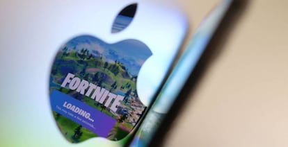 Una ilustración con la manzada de Apple y el logo de Fortnite.