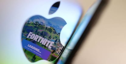 Una ilustración con la manzada de Apple y el logo de Fortnite. 