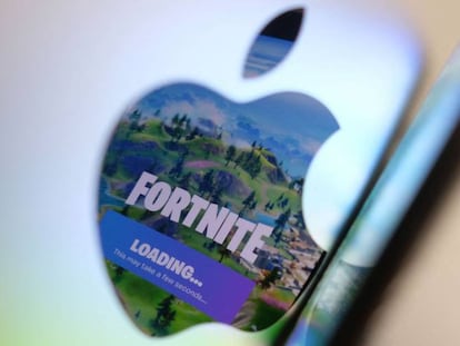 Una ilustración con la manzada de Apple y el logo de Fortnite. 