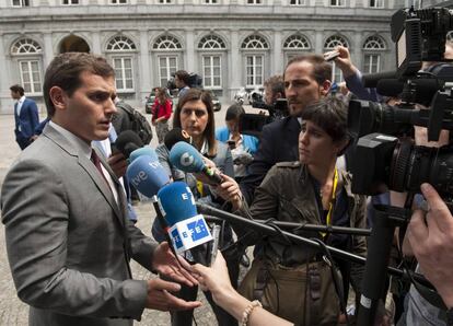 Declaración del líder de Ciudadanos, Albert Rivera (izquierda), sobre la voluntad de su partido de permanecer en la oposición a Rajoy.