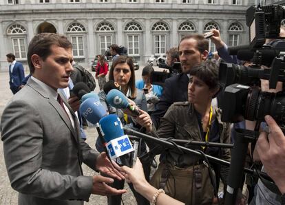 Declaraci&oacute;n del l&iacute;der de Ciudadanos, Albert Rivera (izquierda), sobre la voluntad de su partido de permanecer en la oposici&oacute;n a Rajoy. 