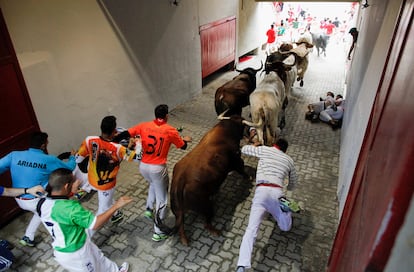 En la bajada al callejón y en el propio callejón se ha vuelto a producir alguna caída y finalmente los seis toros han entrado a los chiqueros de la plaza de toros sin provocar situaciones de riesgo.