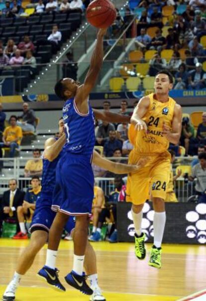 Kuric (derecha) en el partido ante el Brindisi.