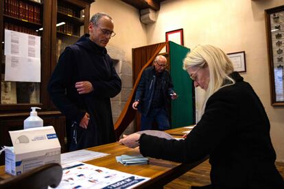 Un monje vota este domingo en un colegio electoral en el Mont-Saint-Michel.