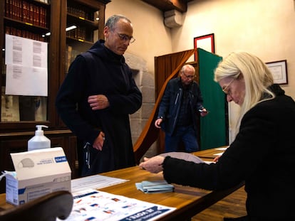Un monje vota este domingo en un colegio electoral en el Mont-Saint-Michel.