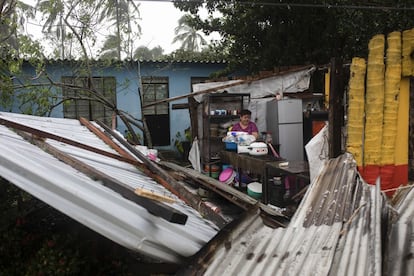 Vista de una construcción dañada a causa del impacto del huracán 'Grace' en Tecolutla, Veracruz.