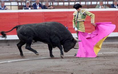 Paco Ure&ntilde;a, con su primer toro.