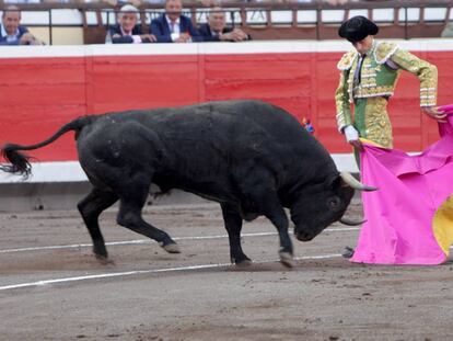 Paco Ure&ntilde;a, con su primer toro.