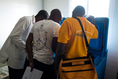 Personal de enfermería y supervisores en el puesto de salud de Umpulo, Municipio de Kamacupa (Angola). La formación continuada y las supervisiones permiten realizar un seguimiento del programa, así como dar apoyo técnico a los responsables de vacunación en cada puesto de salud. Una cuestión clave apra la vacunación es poder mantener la cadena de frío. Los responsables deben garantizar la disponibilidad de gas para mantener las neveras refrigeradas en una zona rural sin red eléctrica, y hacer un control diario de las temperaturas de las vacunas, para asegurar su correcta conservación. Si se guardan a una temperatura incorrecta, pueden perder su efecto de inmunización.