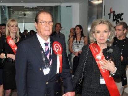 Roger Moore y su esposa Cristina Tholstrup, el pasado 11 de septiembre en Londres.