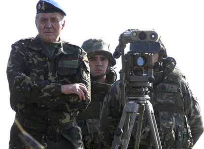 El rey Juan Carlos presencia uno de los ejercicios militares del Mando de Artillería de Campaña realizados hoy en el Campo Nacional de Adiestramiento de San Gregorio (Zaragoza).