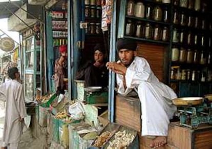 Varios sijs afganos en un mercado en Kabul. La minoría sij no está obligada a vestir una cinta de color para distinguirse de los musulmanes, según el decreto talibán, ya que se considera que se les identifica por los turbantes.
(AP)