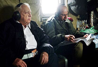 Ariel Sharon viajó ayer al norte del país para hablar con sus comandantes, cerca de la frontera con Líbano.