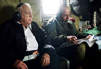 Ariel Sharon viajó ayer al norte del país para hablar con sus comandantes, cerca de la frontera con Líbano.
