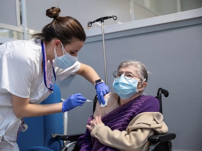 Una profesional sanitaria vacuna a una mujer durante la vacunación de los mutualistas de Muface, Isfas y Mugeju, en marzo en Madrid.