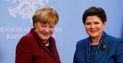 Las jefas de Gobierno de Alemania, Angela Merkel, y Polonia, Beata Szydlo, durante la comparecencia conjunta en Varsovia el 7 de febrero.