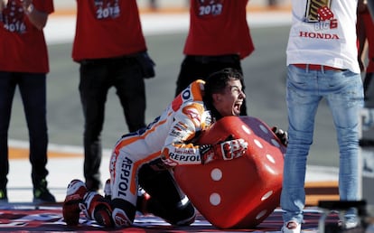 El piloto de Repsol Honda Marc Márquez celebra su sexto título mundial, su cuarto en MotoGP, tras finalizar tercero en el Gran Premio de la Comunidad Valenciana.