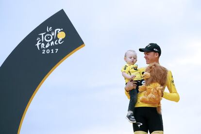 Chris Froome celebra con su hijo en el podium tras ganar el Tour de Francia el 23 de julio de 2017. 