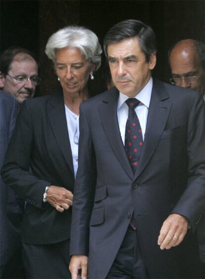 Fillon y su ministra de Economía, Christine Lagarde, tras la reunión.