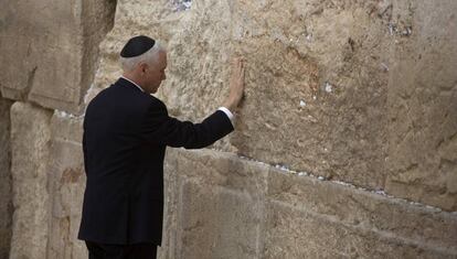 El vicepresidente de EE UU, MIke Pence, reza en el Muro de las Lamentaciones de Jerusal&eacute;n.