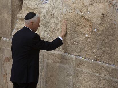 El vicepresidente de EE UU, MIke Pence, reza en el Muro de las Lamentaciones de Jerusal&eacute;n.