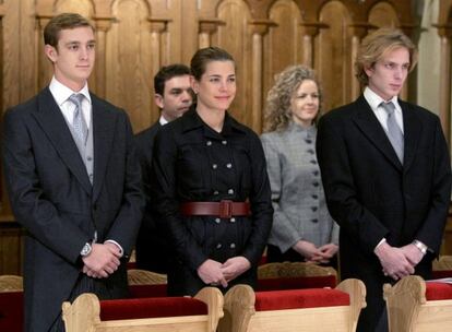 Los hijos de Carolina de Hanover, Pierre, Carlota y Andrea Casiraghi, no se han perdido las celebraciones oficiales del día nacional del principado. Los jóvenes han asistido en la misa de la catedral de Mónaco.