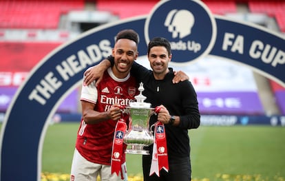 Aubameyang y Arteta posan con el trofeo.