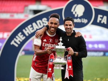 Aubameyang y Arteta posan con el trofeo.