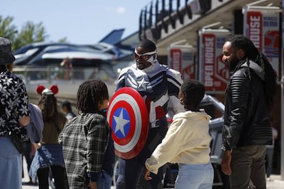 Un Capitán América negro charla con unos niños en Disneyland París.