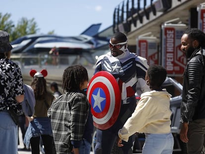 Un Capitán América negro charla con unos niños en Disneyland París.