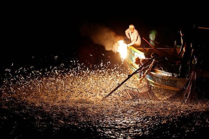 Pescadores encienden una fogata sulfúrica en medio de la oscuridad,para atraer a los peces, en New Taipei City, Taiwan.