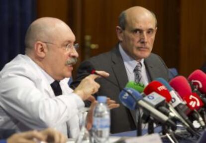 El consejero de Sanidad, Rafael Bengoa (a la derecha), con el director del Hospital Universitario de Álava, Jon Armentia, ayer durante la presentación del historial dosimétrico.