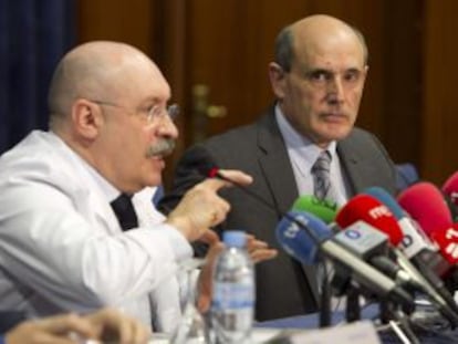 El consejero de Sanidad, Rafael Bengoa (a la derecha), con el director del Hospital Universitario de Álava, Jon Armentia, ayer durante la presentación del historial dosimétrico.