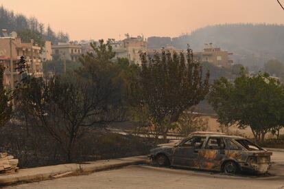Un coche quemado por los incendios en el pueblo de Pelagia (Grecia), este martes.