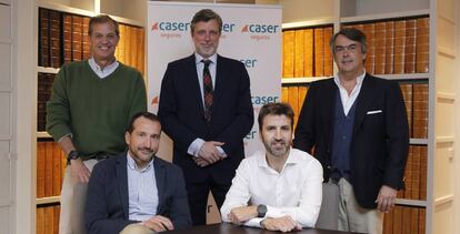 De pie, de izquierda a derecha: Martín Huete, vicepresidente de AEFI; Juan José Cotorruelo, director de Vida y Pensiones de Caser Seguros; Antonio Botas, consejero delegado de Finect. Sentados: David Conde, director general de Coinscrap; Igor Alonso, consejero delegado de Accurate Quant.