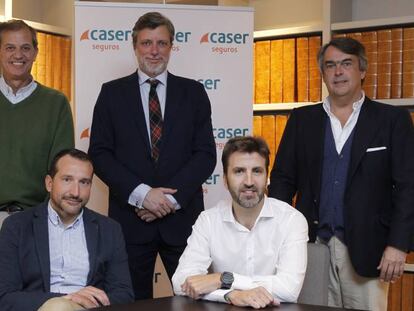 De pie, de izquierda a derecha: Martín Huete, vicepresidente de AEFI; Juan José Cotorruelo, director de Vida y Pensiones de Caser Seguros; Antonio Botas, consejero delegado de Finect. Sentados: David Conde, director general de Coinscrap; Igor Alonso, consejero delegado de Accurate Quant.