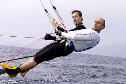 Iker Martínez y Xabi Fernández, a bordo del 49er.