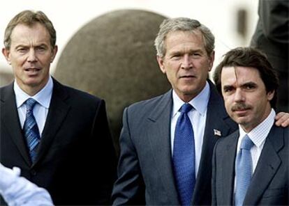 Tony Blair, George Bush y José María Aznar, en la zona militar del aeropuerto de Terceira, en las Azores.