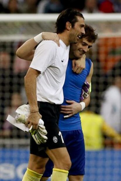 Buffon y Casillas se abrazan tras el Madrid-Juventus de 2013