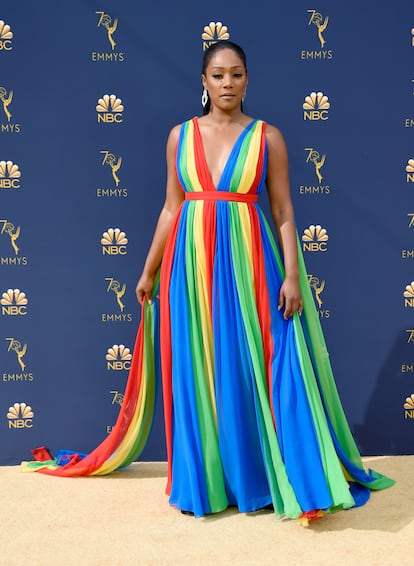 Tiffany Haddish no quiso volver a ponerse el McQueen blanco con el que la hemos visto en tantas alfombras rojas y apostó por este modelo multicolor que rápidamente se ha convertido en el meme de la noche. Es de Prabal Gurung.