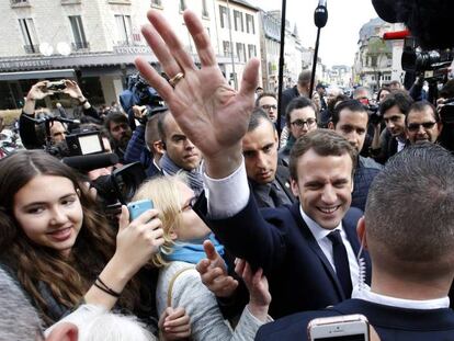 Emmanuel Macron saluda a simpatizantes en un acto.