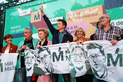 Mitin de Más Madrid en la plaza Roja de Vallecas (Madrid). En la imagen, el candidato a la Comunidad, Íñigo Errejón (en el centro), junto a Manuela Carmena (segunda por la derecha), alcaldesa y candidata al Ayuntamiento.