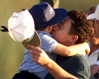 Miguel Angel Jiménez besa a su hijo, del mismo nombrel, tras ser el primer español vencedor del Volvo Masters, que se disputó en 1999 en el campo jerezano de Montecastillo.