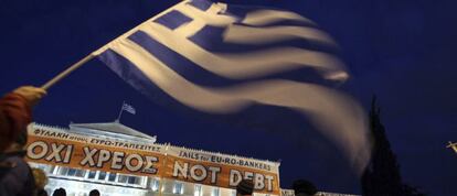 Varias personas se concentran frente al Parlamento de Atenas, Grecia.