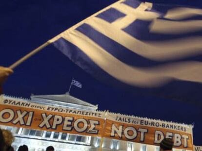 Varias personas se concentran frente al Parlamento de Atenas, Grecia. 