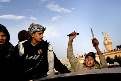 Niños durante una protesta en la plaza central de Tobruk, Libia.