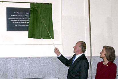 Dos Juan Carlos y doña Sofía descubren una placa conmemorativa.